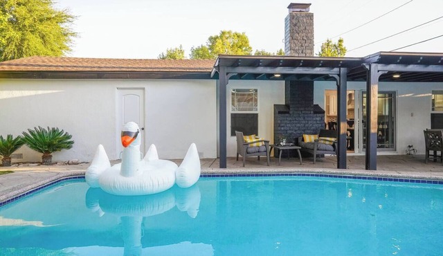 West Hills 4BR House + Pool & Workspace