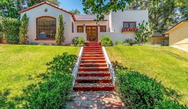 WeSTSiDE SPaNiSH BuNGaLOW -Hot Tub & Walk Downtown
