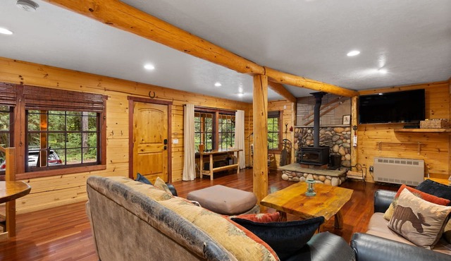 Whispering Pines: Hot Tub Retreat w Sports Court