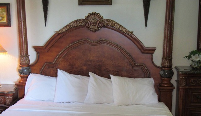 WIFI, Walk to the Beach, Kitchen, Nature Trail, Gold Flatware, Great Artwork!