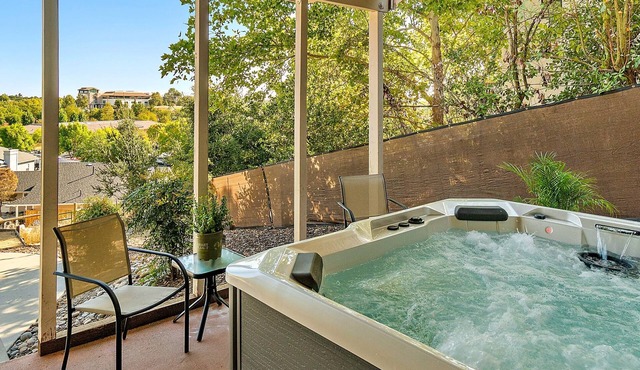 Wine Country Escape: King Beds, Hot Tub & EV Charger