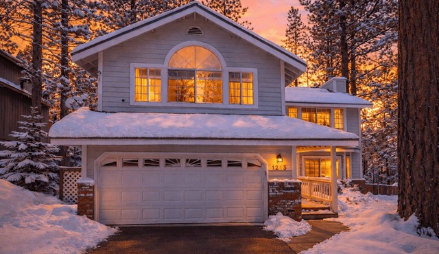 Winter Hideaway: Near Heavenly,10 Beds, Arcade Games, Pool Table, Walk-to-Trails, Fireplaces