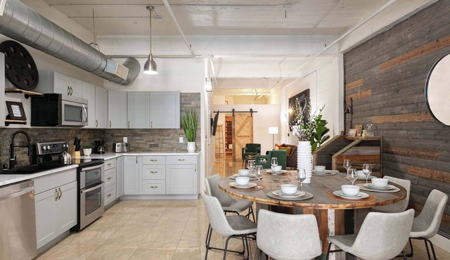 Woolworth Loft - Modern 3BR Apt Steps from Gaslamp