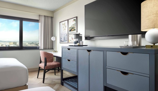Work Trip Ready! Executive LAX Room w/2 Queen Beds! Shuttle, Gym, Pool! in Los Angeles