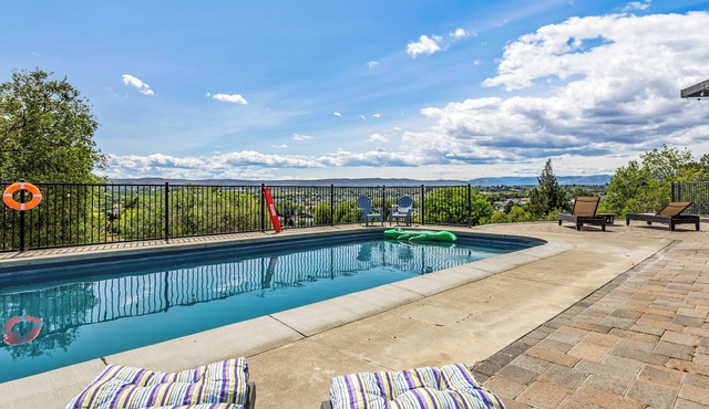 Yakima Valley Views with Pool and Sauna