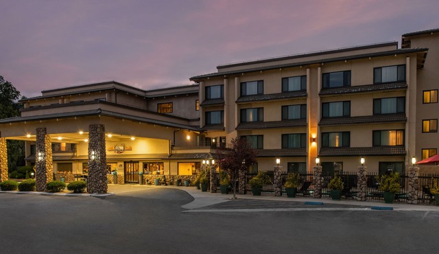 Yosemite Southgate Hotel & Suites