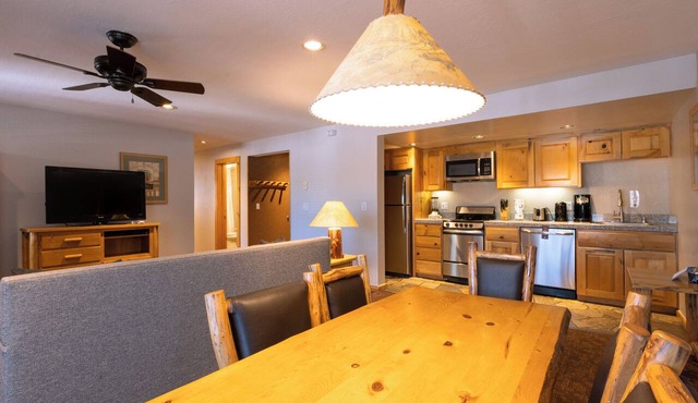 Your Mountain Hideaway! Free Parking, Outdoor Spa Tub, Full Kitchen!