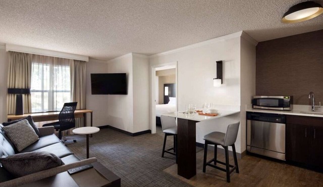 Your Perfect Getaway in Fresno! Full Kitchen, Outdoor Pool, Pets Allowed!