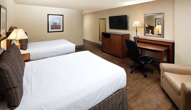 Your Relaxing Getaway Awaits! Outdoor Pool, FREE Parking, Pets Allowed! in Redding