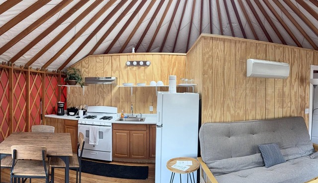 Yurt - Beautiful One-Bedroom Yurt
