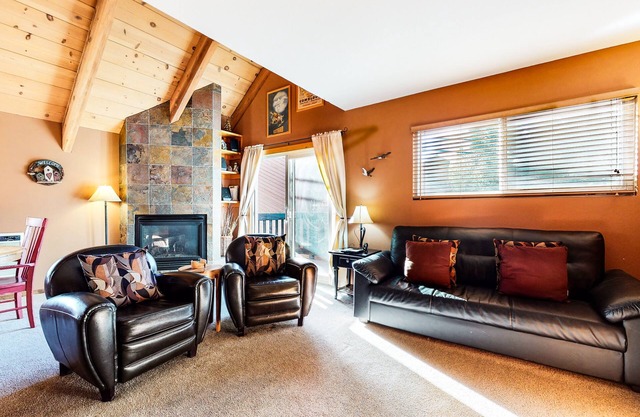 Homey Studio Loft near The Village! Private Washer/Dryer. Hot Tub On-site