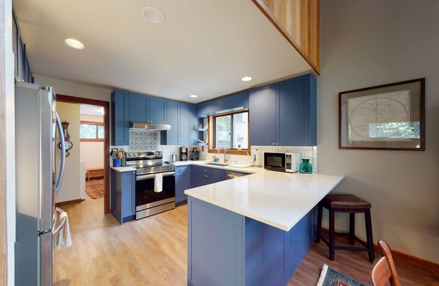 Inviting & comfortable Black Butte home with hot tub, pool, tennis & basketball