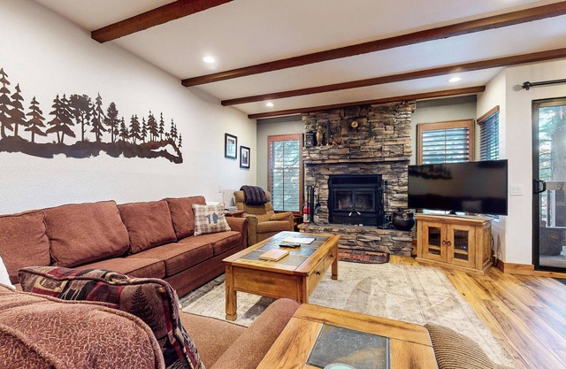 Pet-Friendly, Updated Décor. Washer/Dryer, Balcony, Short Walk to The Village