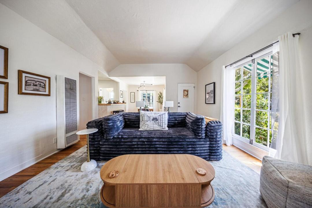 Carlson Park Apartment | Designer 2-Bedroom Home in Culver City - 20 Mins to LAX Airport