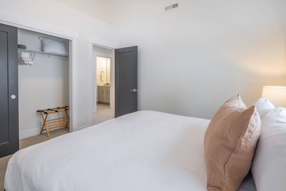 Photo of Bedroom in Roslyn