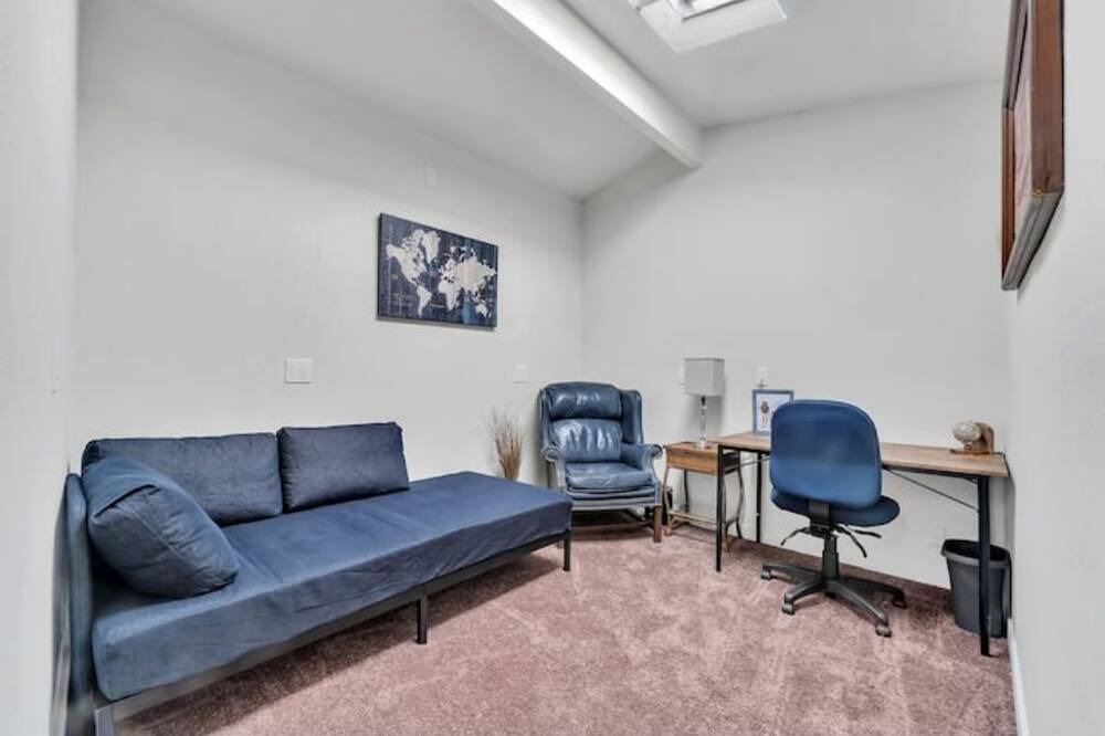 Photo of Livingroom in California City
