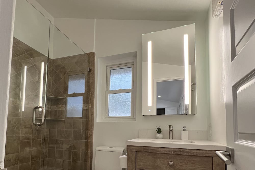 Photo of Bathroom in Warner Center