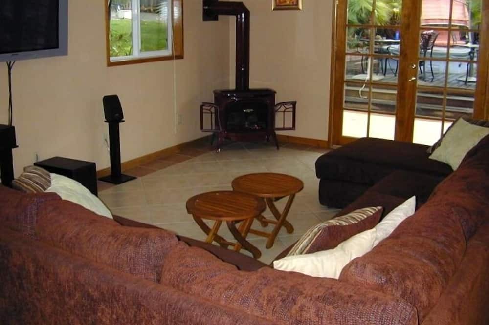 Photo of Livingroom in Lakehead-Lakeshore
