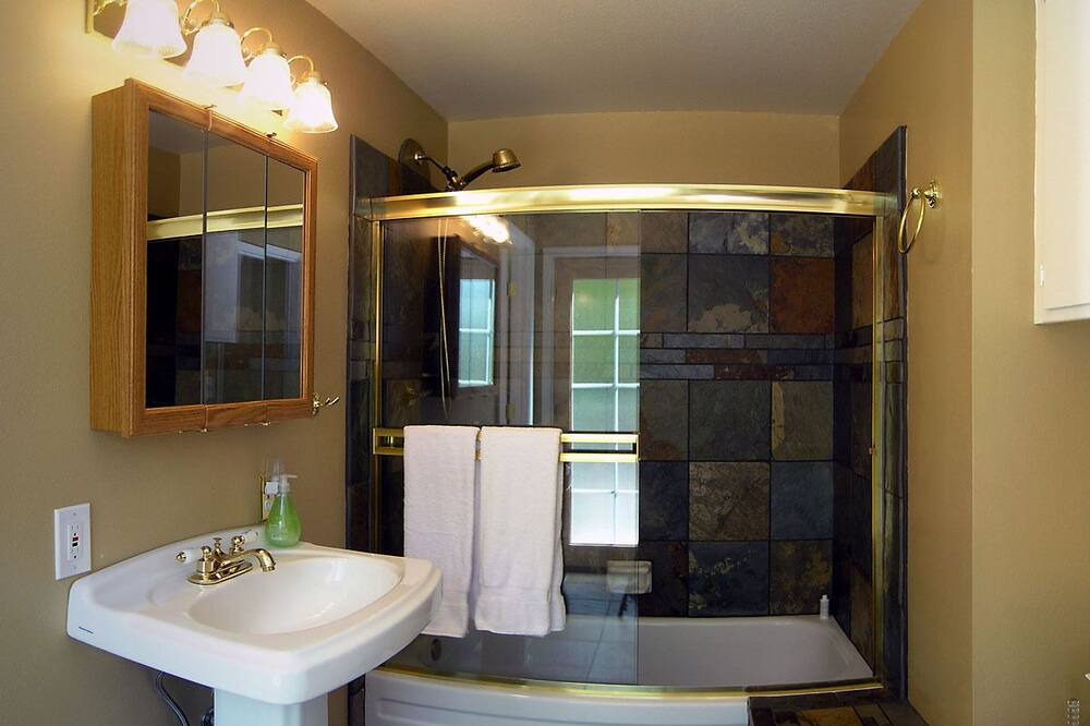 Photo of Bathroom in Lakehead-Lakeshore