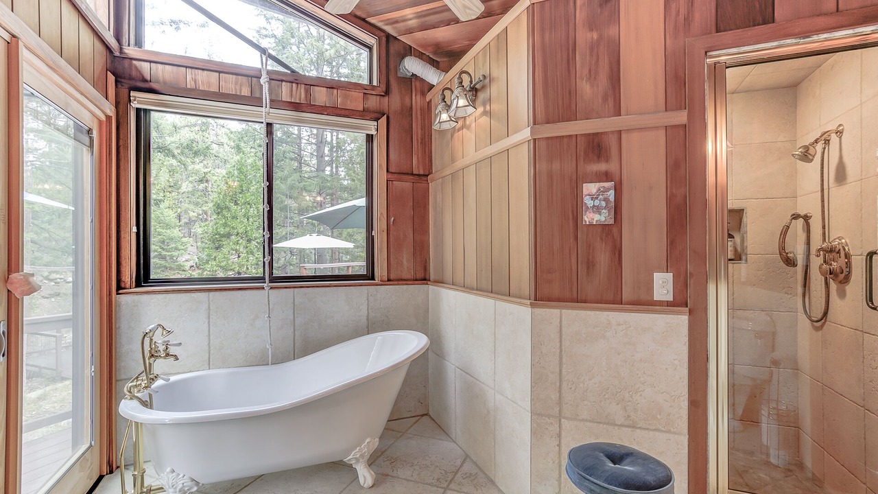 Photo of Bathroom in Weed