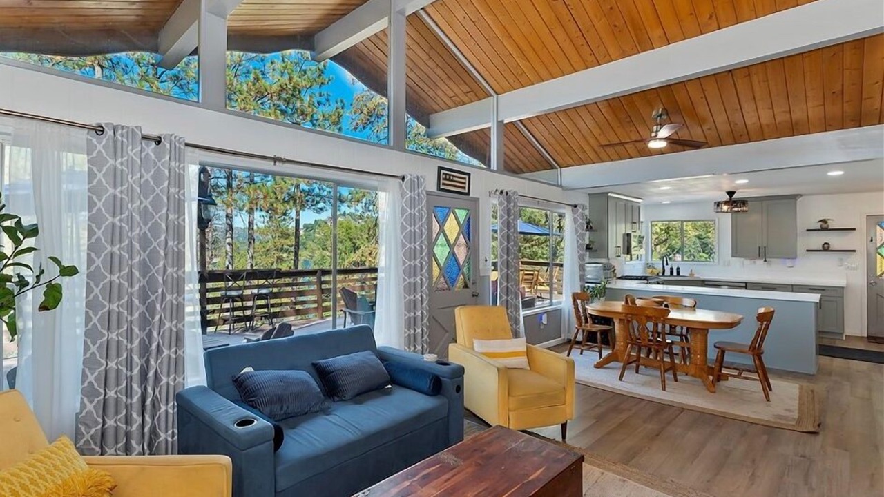 Photo of Livingroom in Crestline