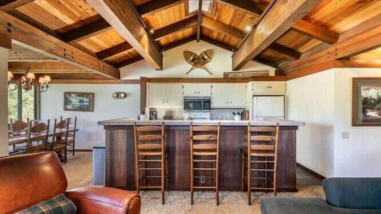 Photo of Livingroom in Tahoe Tavern