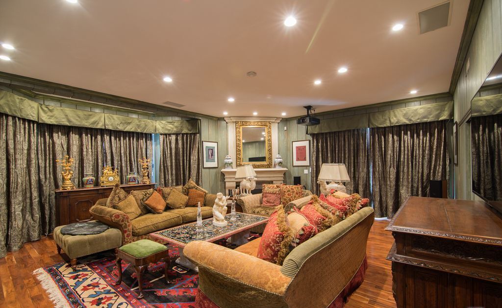 Photo of Livingroom in Beverly Glen