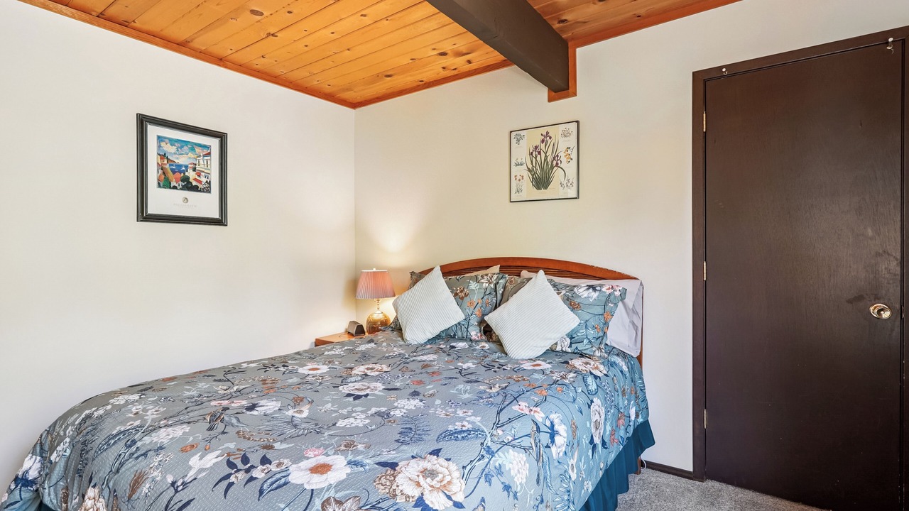 Photo of Bedroom in Lake Forest