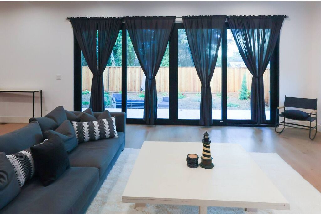 Photo of Livingroom in East Palo Alto