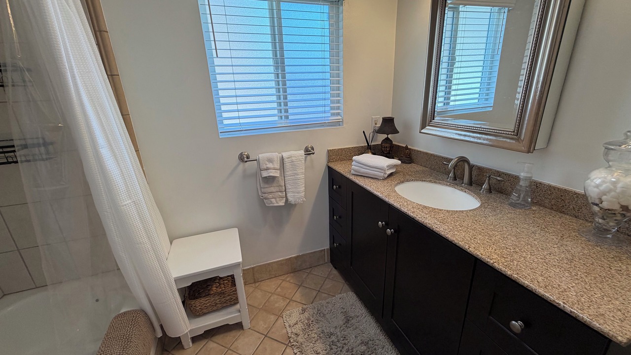 Photo of Bathroom in Mid-Wilshire