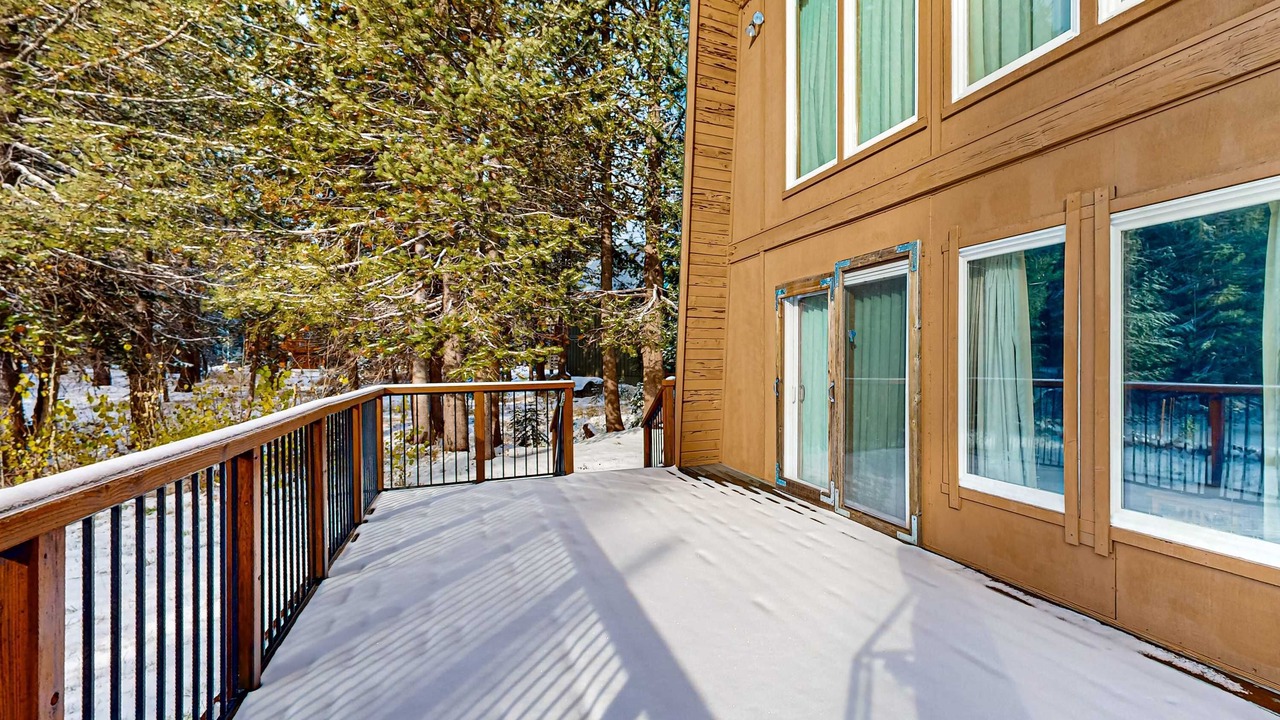 Photo of Patio Balcony in Serene Lakes