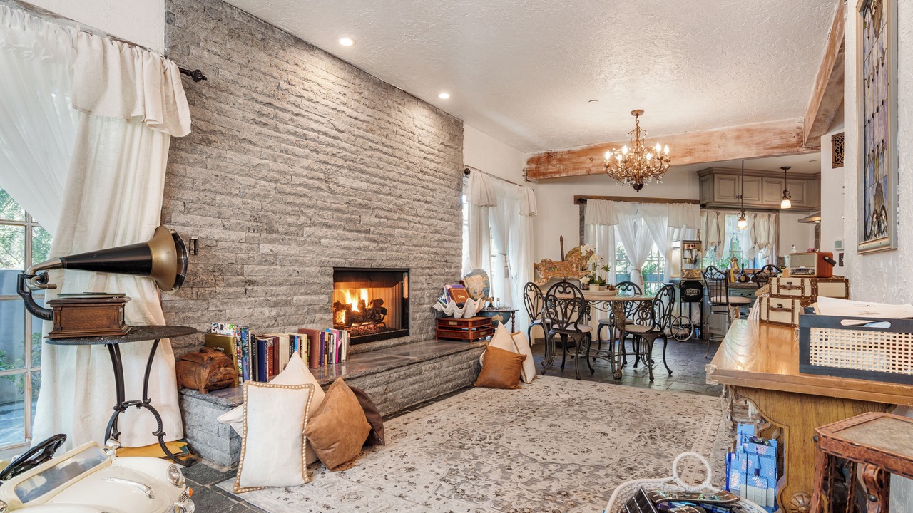 Photo of Livingroom in Central Malibu