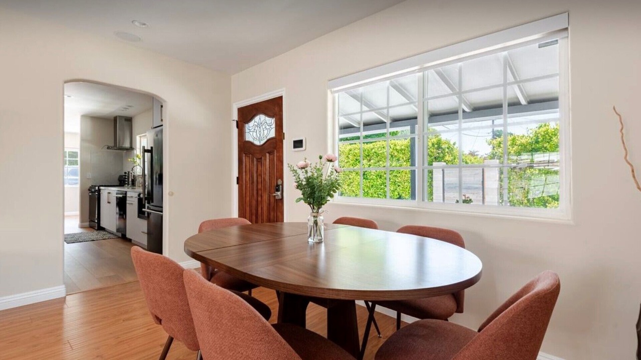 Photo of Livingroom in Valley Glen