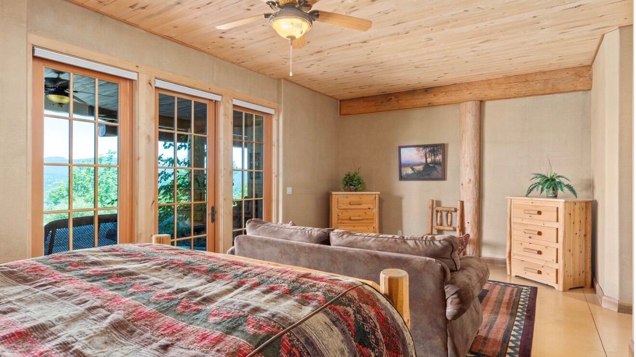 Photo of Bedroom in Mount Shasta