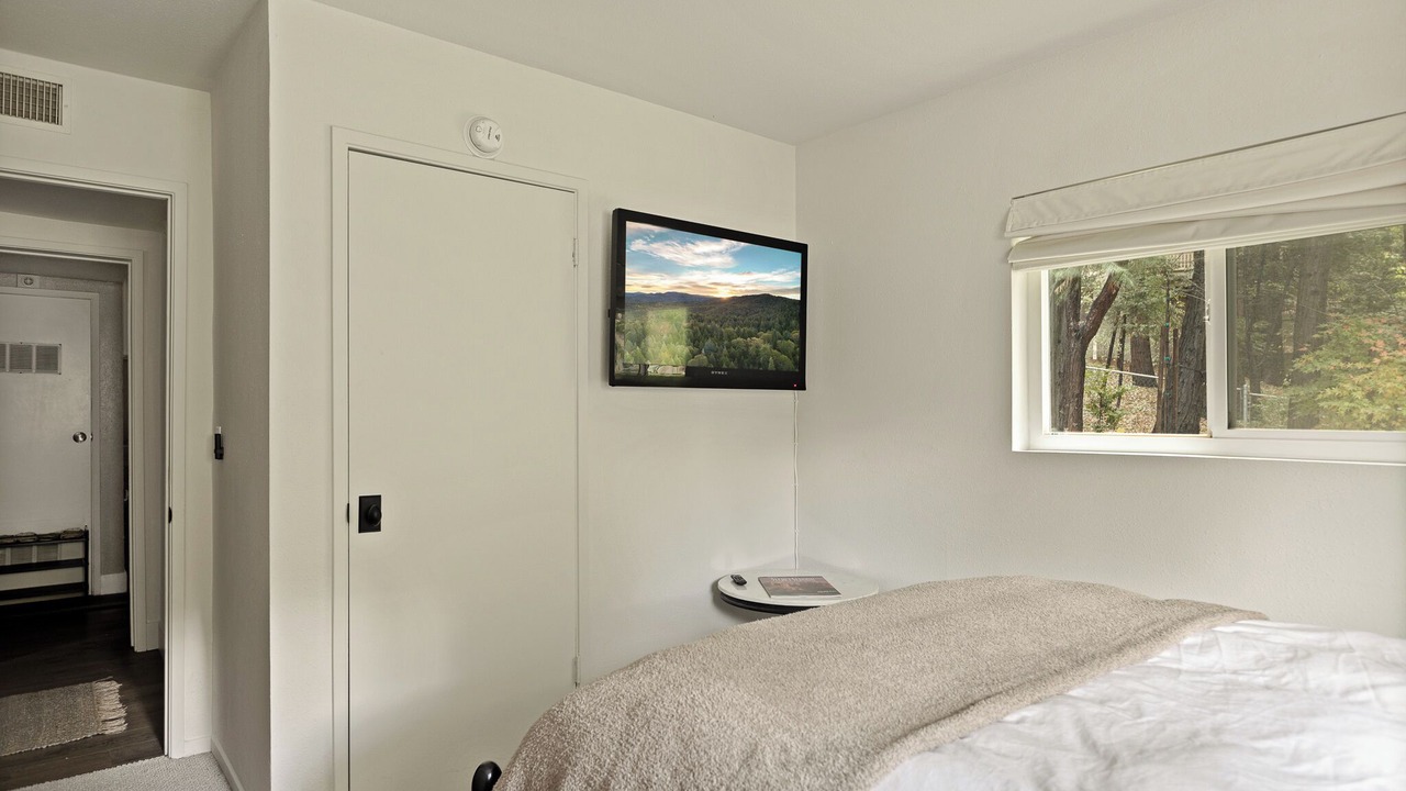Photo of Bedroom in Crestline