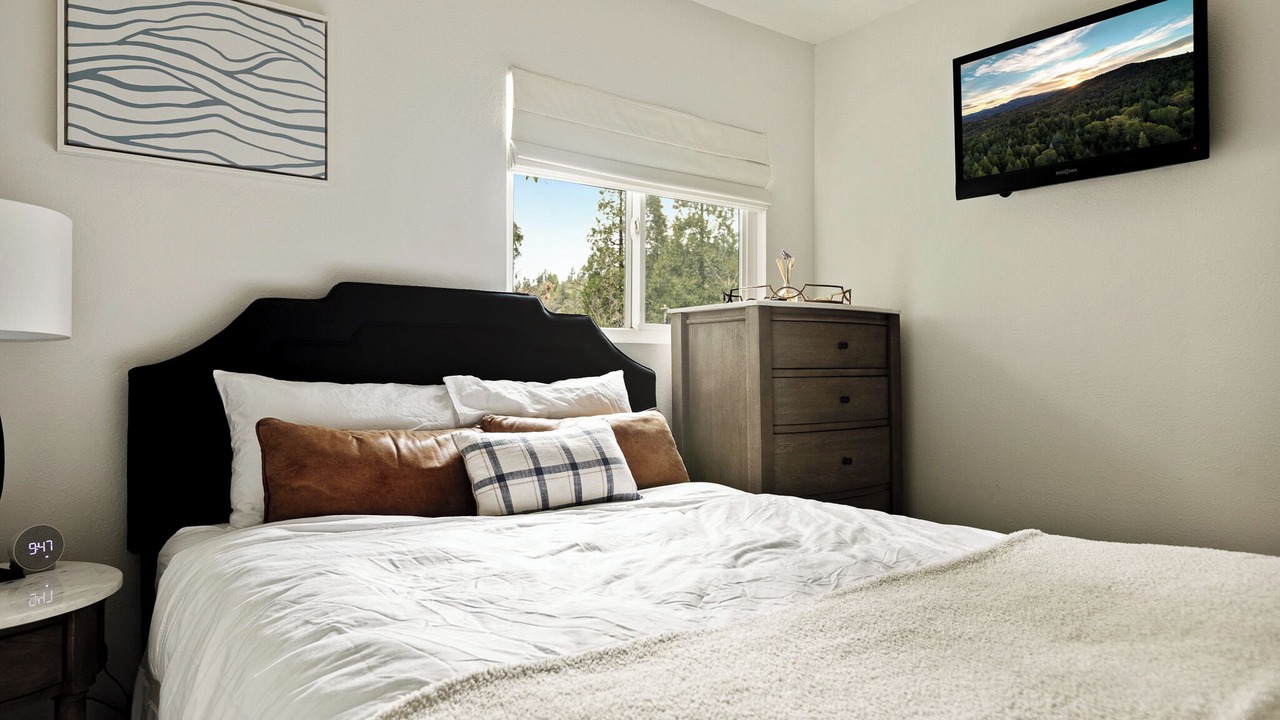 Photo of Bedroom in Crestline