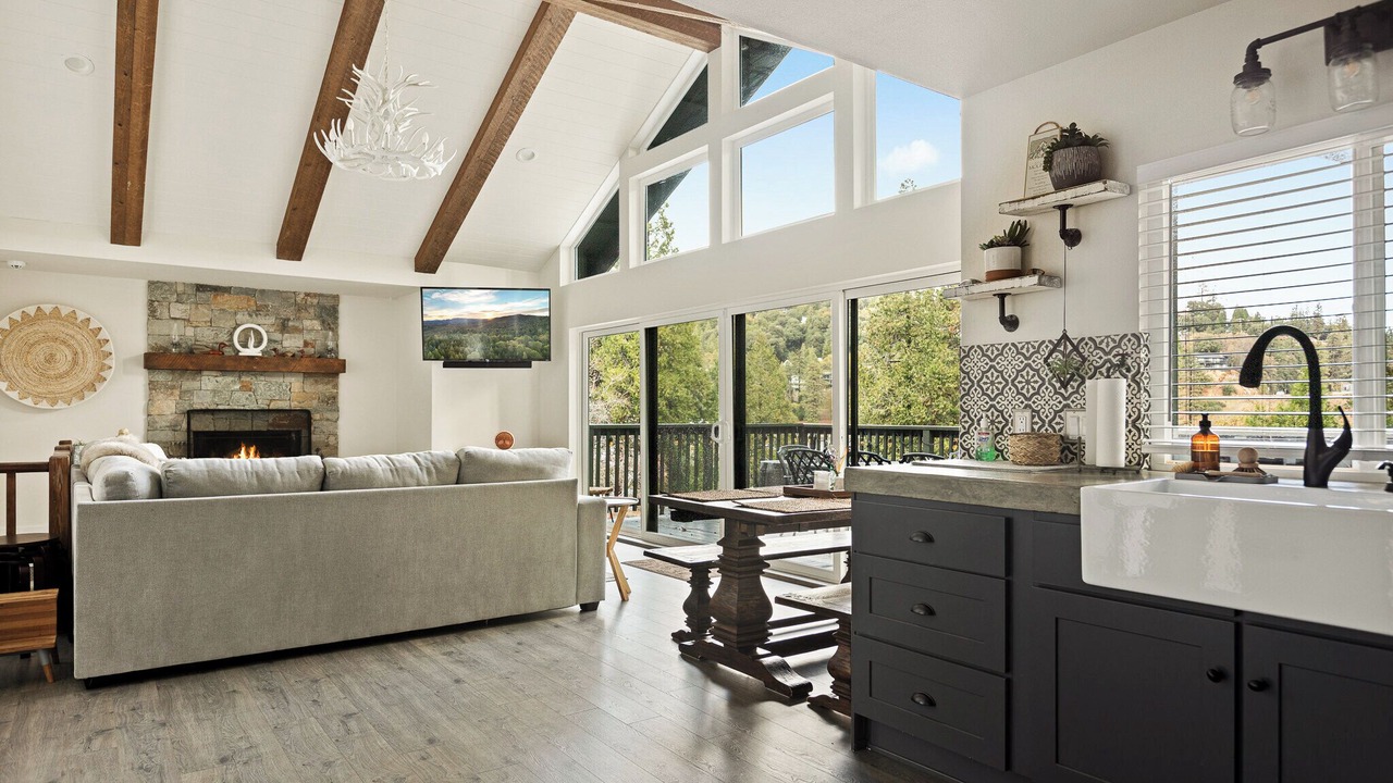 Photo of Livingroom in Crestline