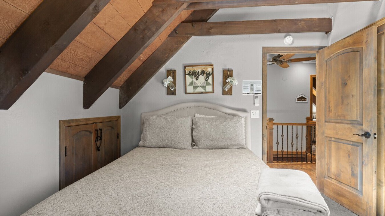 Photo of Bedroom in Country Club Estates