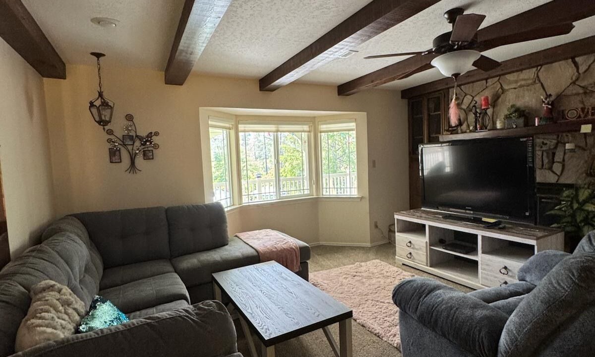 Photo of Livingroom in Shasta Lake