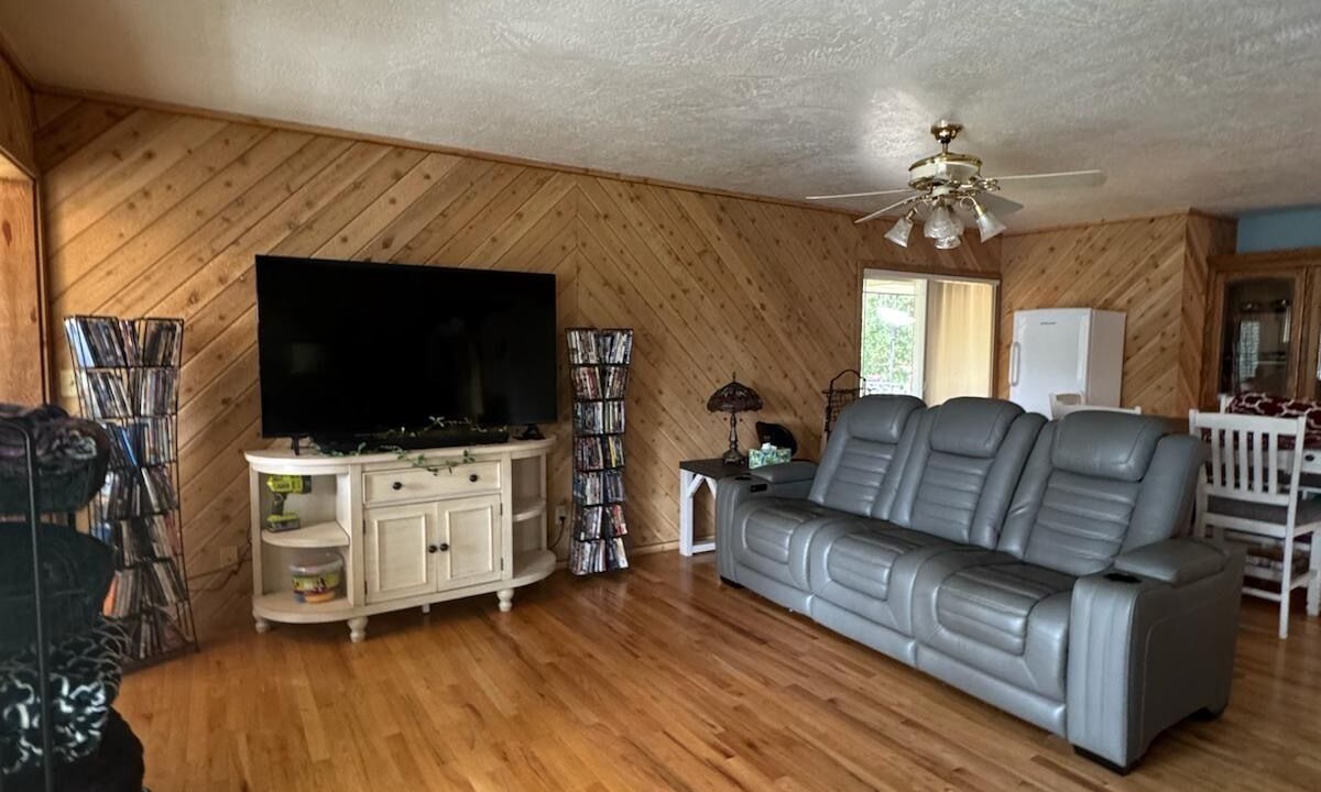 Photo of Livingroom in Shasta Lake