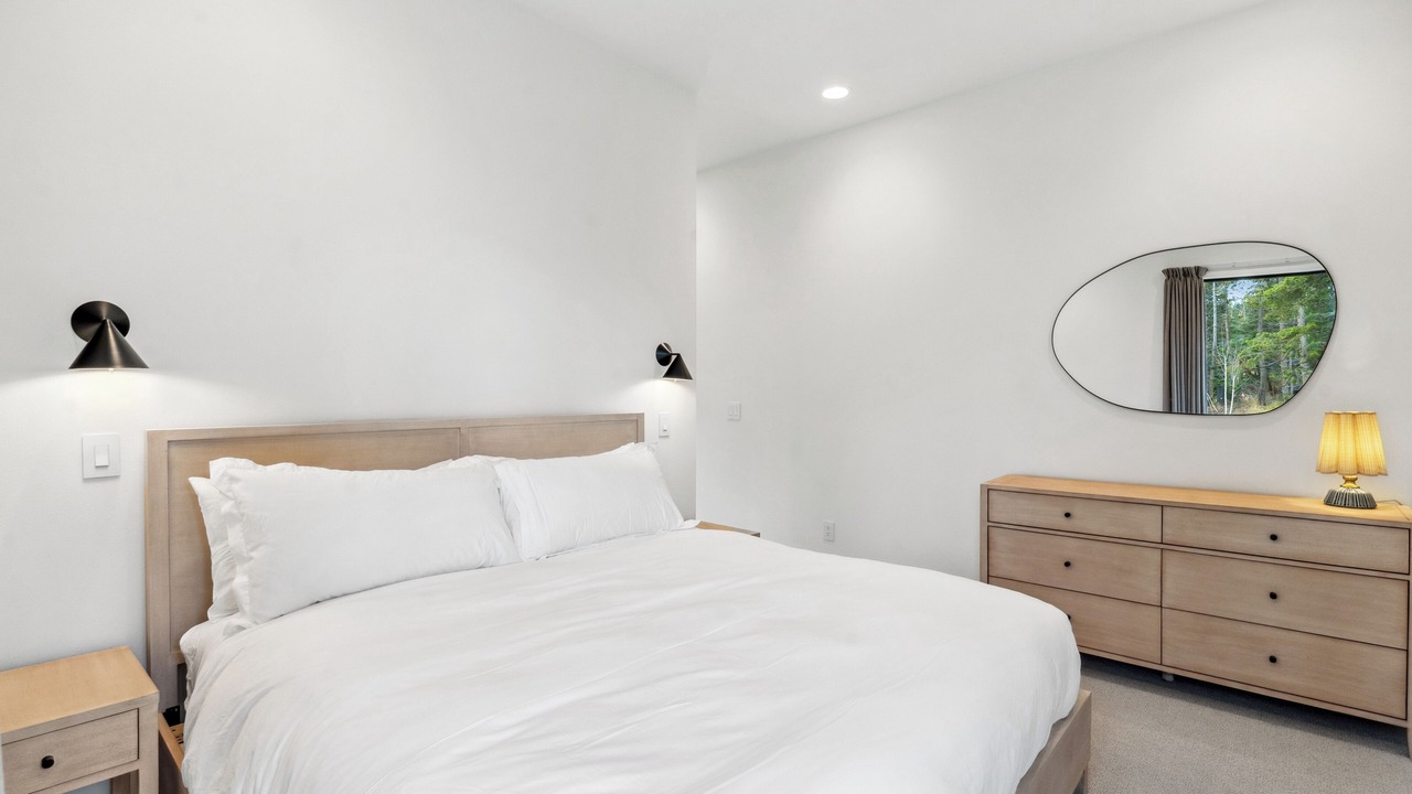 Photo of Bedroom in Roslyn