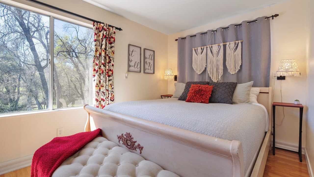 Photo of Bedroom in Shasta Lake