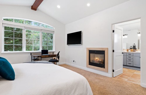 Eastside Santa Cruz Villa | Luxury Santa Cruz Villa: Beachside Paradise with New Hot Tub & Fast Wi-Fi