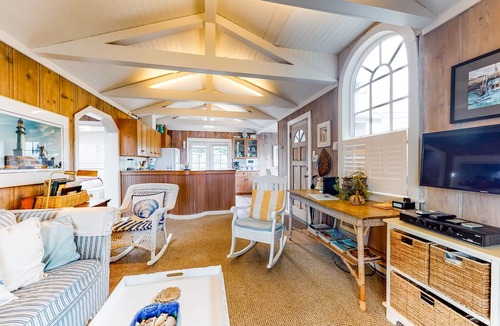 Salmon Creek Cottage | Delightful Home in Salmon Creek Near the Beach w/Private Washer/Dryer, Free WiFi