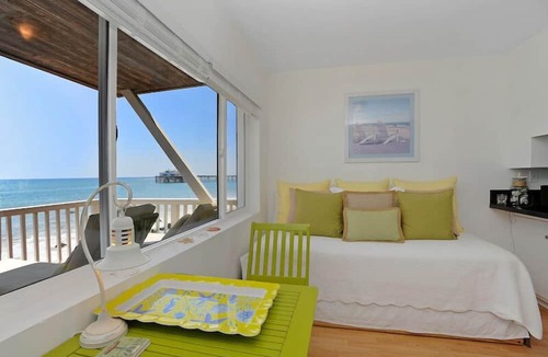 Eastern Malibu Apartment | Oceanfront Cottage on Carbon Beach -Sea Lion