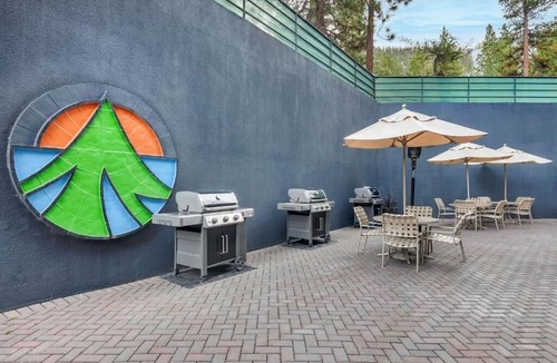 South Lake Tahoe Hotel | Rare Find! 2 Spacious Units! Outdoor Pool, Valet Parking, Close to Nevada Beach!