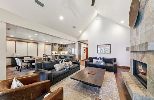 Sierra Shores Condo | Luxury Lakefront Remodel BBQ, Hot Tub, near Heavenly | PEAK SS6