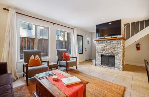 Lake Forest Condo | Relax & Recharge: Quiet 2BR Condo in the Heart of North Shore