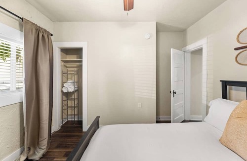 Midtown Sacramento Apartment | 1890s Gem | Prime Midtown Hub | Walk to Everything