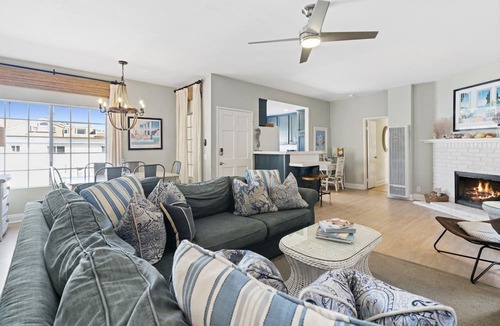 West Newport Condo | Newly renovated Duplex steps to the sand 3bd/4bath